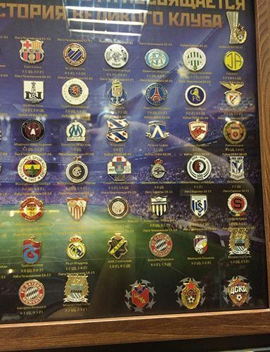 Набор значков ЦСКА к 10-летию победы в Кубке УЕФА 40х30 см