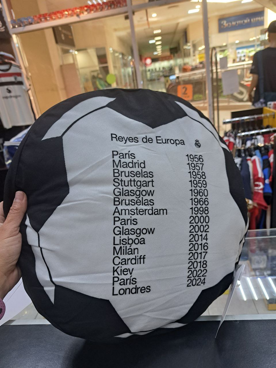 Подушка Реал Мадрид в форме мяча REYES DE EUROPA 40 CM Подушка Реал Мадрид в форме мяча REYES DE EUROPA 40 CM