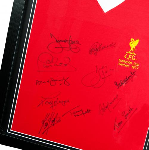 Футболка с автографами 1977 European Cup Winners Signed Shirt (Framed)