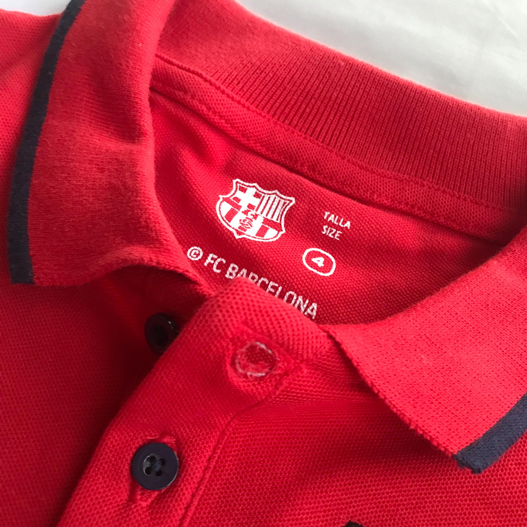 Детская футболка поло Барселона BOYS POLO TEE, красная Детская футболка поло Барселона BOYS POLO TEE, красная
