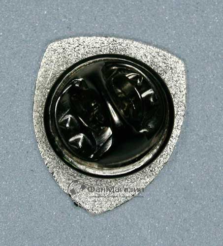 Значок Щит "Д" на бел. глазури 16 мм