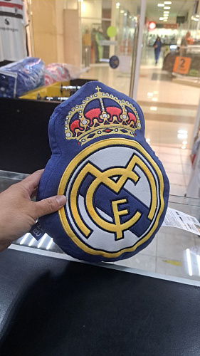 Подушка Реал Мадрид в форме эмблемы 21*28 вышитая