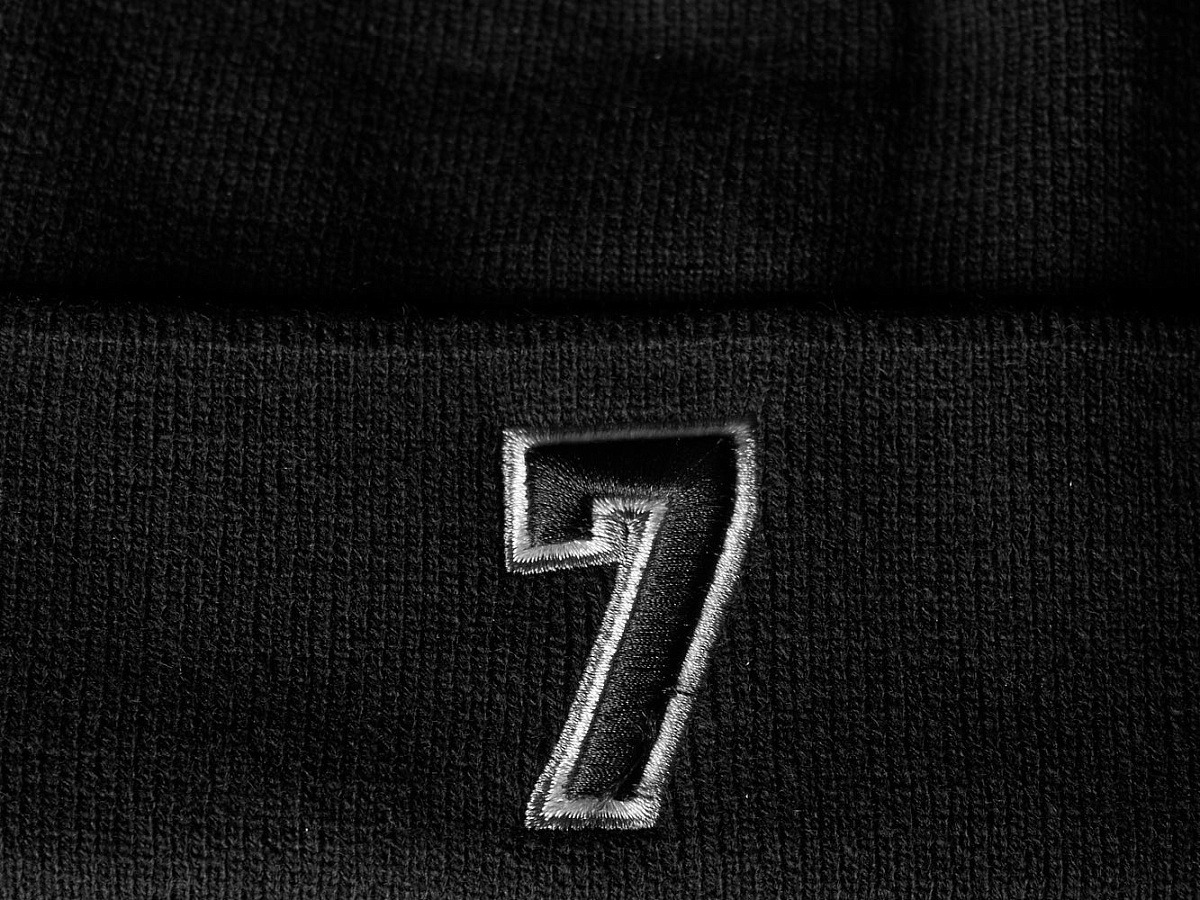 Шапка с номером 7, черная, 18906