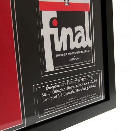 Футболка с автографами 1977 European Cup Winners Signed Shirt (Framed)