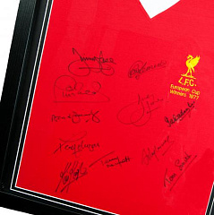 Футболка с автографами 1977 European Cup Winners Signed Shirt (Framed)