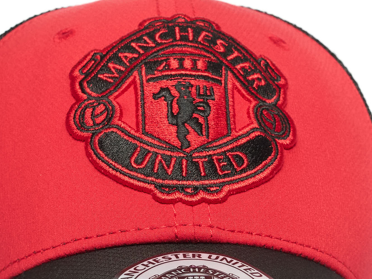 Бейсболка Манчестер Юнайтед летняя красно-черная 107695