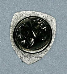 Значок Щит "Д" на бел. глазури 16 мм